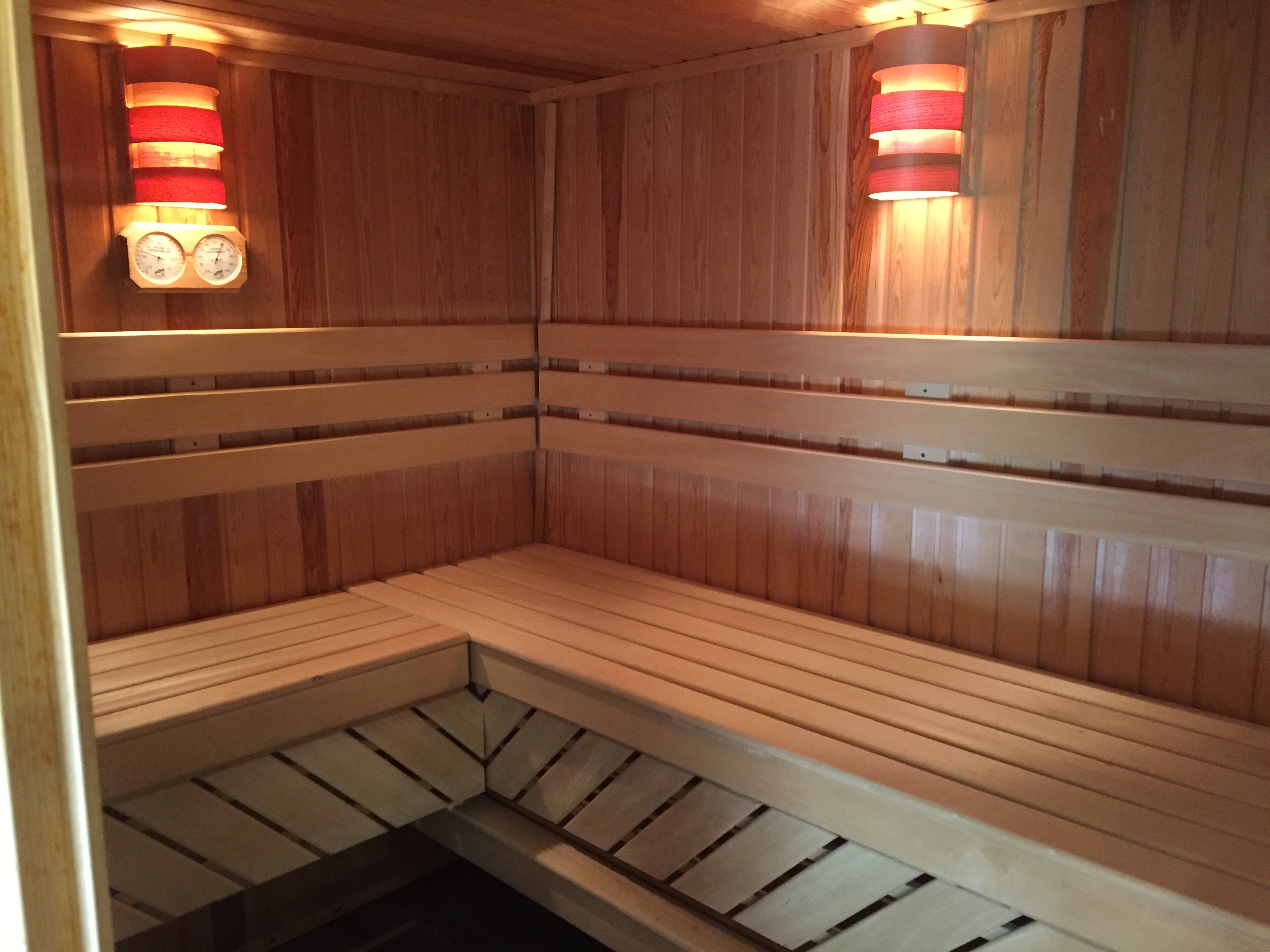 Een 6 persoons sauna in het vrijstaande schuurtje in de tuin.